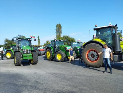 Protesting Bulgarian farmers block main roads, border crossings