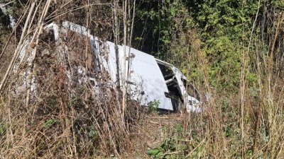 Van with about 30 migrants crashed near Breznik