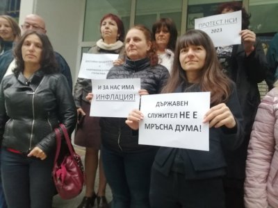 National statistcis employees protest for higher wages