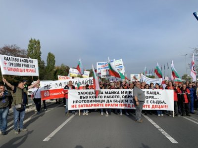 Workers from “Lukoil Neftohim” blocked traffic on the road to Sofia