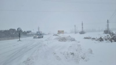 Harsh winter conditions cause traffic chaos, power cuts in hundreds of settlements in north-eastern Bulgaria