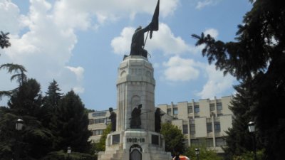 Дрифт пред паметника „Майка България“ във Велико Търново