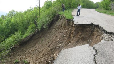 Как се опазват пътищата от падащи скали вследствие на проливните дъждове ?
