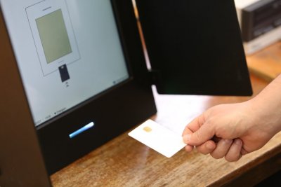 Как върви процесът по удостоверяване на машините за гласуване?