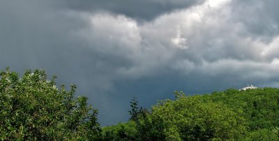 Валежи, мощни гръмотевични бури и условия за градушки следобед
