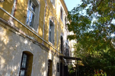 Започва ремонтът на жълтото училище в Стария Пловдив