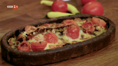 Постен борш и картофена пица с домати, маслини и моцарела