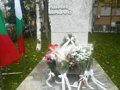 Инициатива за Деня на будителите - вместо цветя и венци - книги