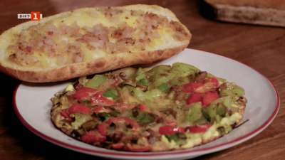 Омлет със зелени домати и сланина и пълнени чушки с булгур и пилешко