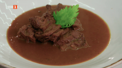 Яхния с осо буко и червено вино и агнешка глава с боб