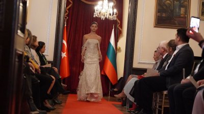 &Ouml;zlem S&uuml;er'den Sofya'da anlamlı defile