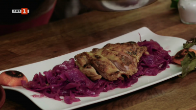 Червено зеле с пилешко и салата от червено зеле с ориз