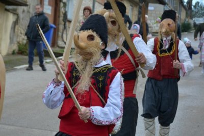 Впечатляващ маскараден ритуал в русенското село Кошов