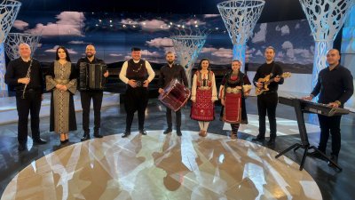 Акордионистът Стефан Йорданов и детски танцов ансамбъл "Моряците"