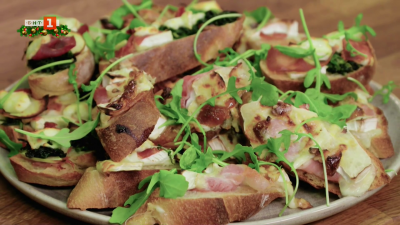 Топли празнични хапки със сирена и колбаси и празнично шоколадово руло