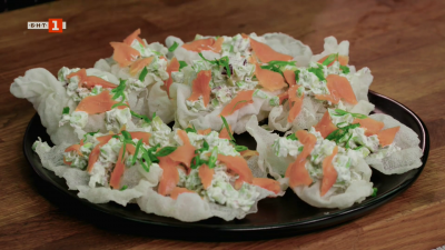 Оризови кошнички с авокадо и пушена сьомга и пълнено пилешко филе със сушени сливи и сирене бри