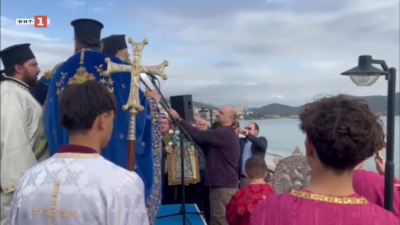 С водосвет и хвърляне на кръста отбелязаха Богоявление в Неа Перамос