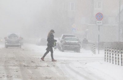 Силен вятър и снеговалежи следобед