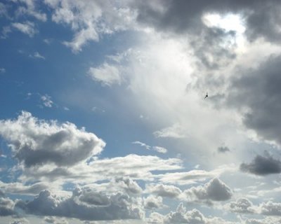 През деня разкъсана облачност, валежи се очакват през нощта