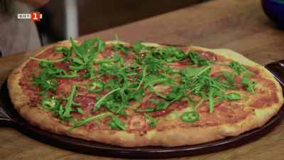 Кейк с моркови и чедър и пица с пикантен салам и рукола