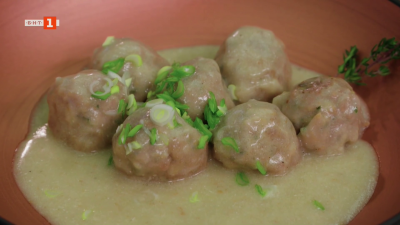 Кюфтета в бял сос с бира и кашкавалени питки със сушен домат