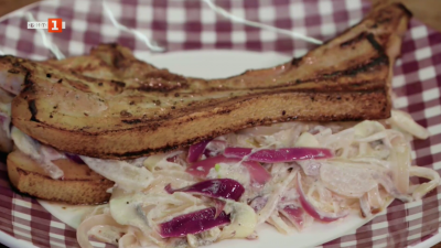 Свински котлет с карамелизиран лук и домашен гирос сандвич със салата дзадзики