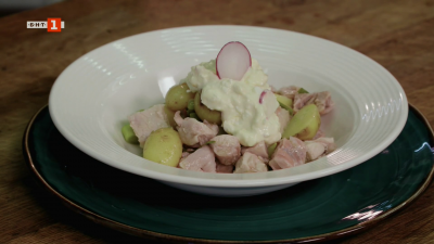 Салата с пиле, яйца и пресни картофи и боровинково клафути с джинджифил