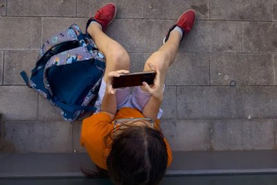 İsve&ccedil; okullarda cep telefonlarını yasaklıyor 