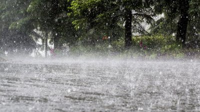 Остава в сила предупреждение за проливни валежи в почти цялата страна