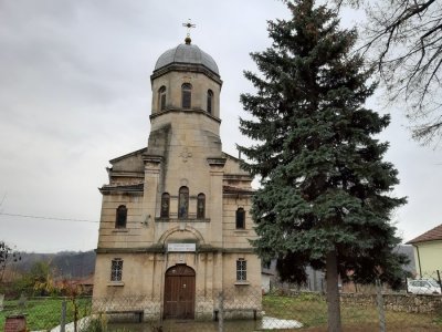 Хората в русенския квартал &bdquo;Долапите" с помощта на своя свещеник продължават да обновяват храма си