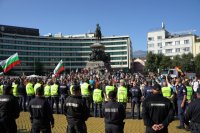 снимка 2 Protesters outside Bulgaria’s Parliament call for government resignation