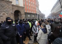 Protesters against the tighter Covid-19 restrictions tried to enter the Council of Ministers building