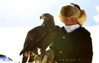 снимка 15 Момичето, което ловува с орел