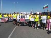 Protesting road hauliers block traffic at Kapitan Andreevo border crossing