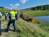 8 robots will be used to clean the walls of the dams