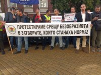 Prison staff staged a protest outside Ministry of Justice