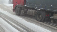 Kilometres-long queues, lorries stuck after heavy snowfall at “Predel” mountain pass