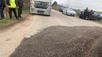 In protest against imports from Ukraine: Bulgarian farmers dump a trailer of sunflower seeds on the road to Kardam border crossing