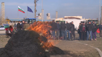 Third day of farmers' protests: Straw bales set on fire, road blockades across the country