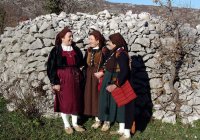 снимка 1 По-добре грозно да пееш, отколкото красиво да плачеш