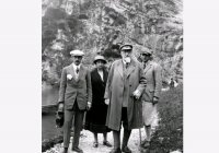 снимка 14 Монархът